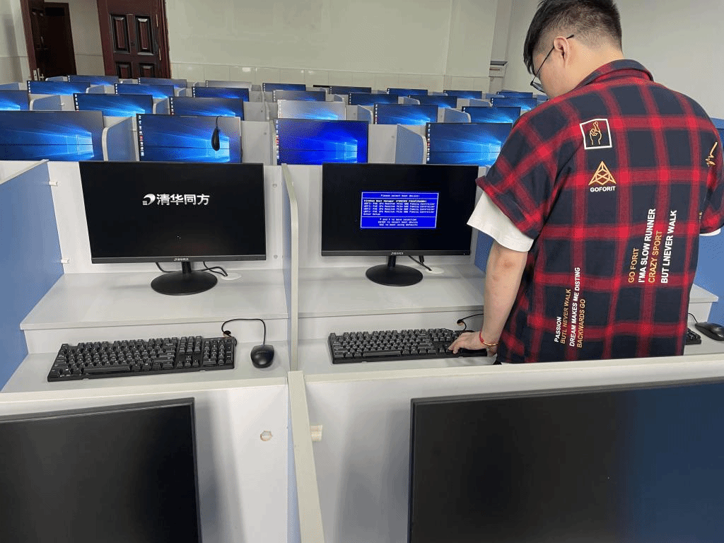 計(jì)算機(jī)學(xué)院實(shí)訓(xùn)教研室開展期中機(jī)房維護(hù)工作，保障教學(xué)服務(wù)高效運(yùn)行